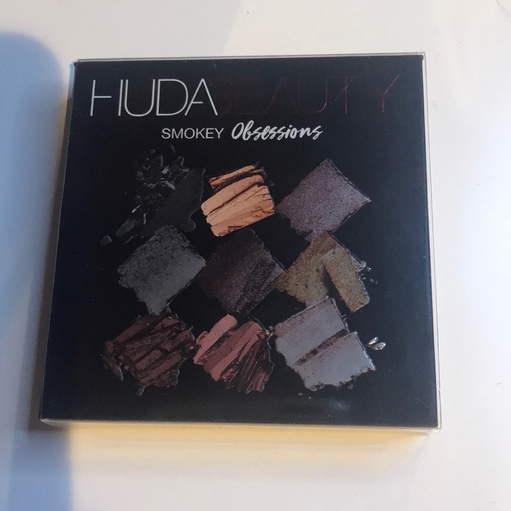 Huda beauty eyeshadow palette